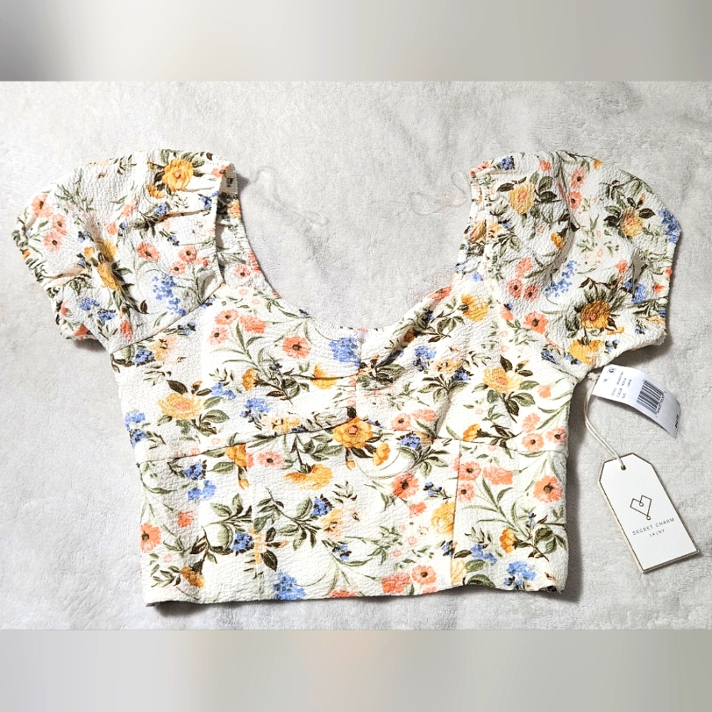 NWT Floral Cropped Puff Short Sleeve Top-Color- Natural/floral- Juniors Large